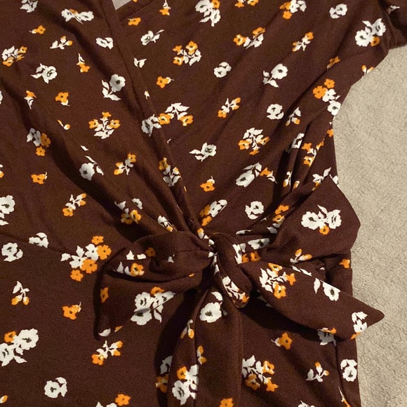 Cute medium t-shirt. Brand is Rebel sugar. Adorable flower pattern. - Picture 4 of 5